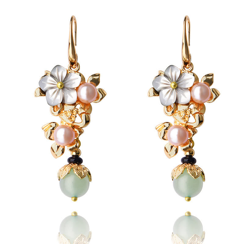 ATELIER-TIBET – Boucles d’Oreilles Pendantes Fleur en Tridacna & Perle d’Eau Douce – Plaqué Or 14 Carats