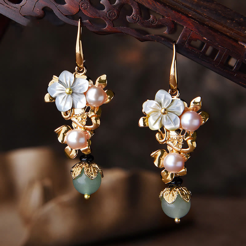 ATELIER-TIBET – Boucles d’Oreilles Pendantes Fleur en Tridacna & Perle d’Eau Douce – Plaqué Or 14 Carats