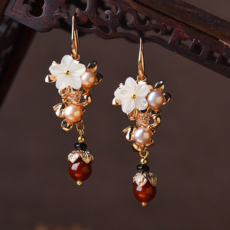 ATELIER-TIBET – Boucles d’Oreilles Pendantes Fleur en Tridacna & Perle d’Eau Douce – Plaqué Or 14 Carats