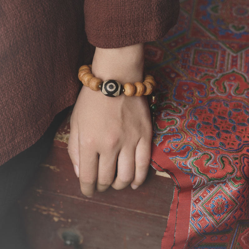 ATELIER-TIBET Bracelet Mala Bodhi 14 mm et Perles Dzi Artisanales La force symbolique des graines sacrées