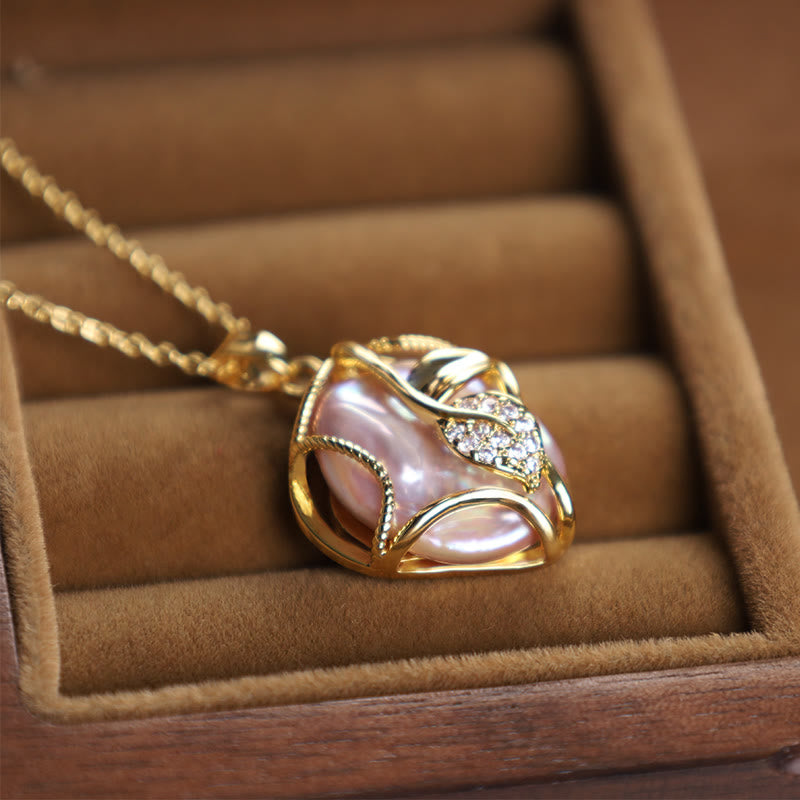 ATELIER-TIBET – Collier de Perles Baroques avec Pendentif Fleur en Cuivre Plaqué Or 18 Carats