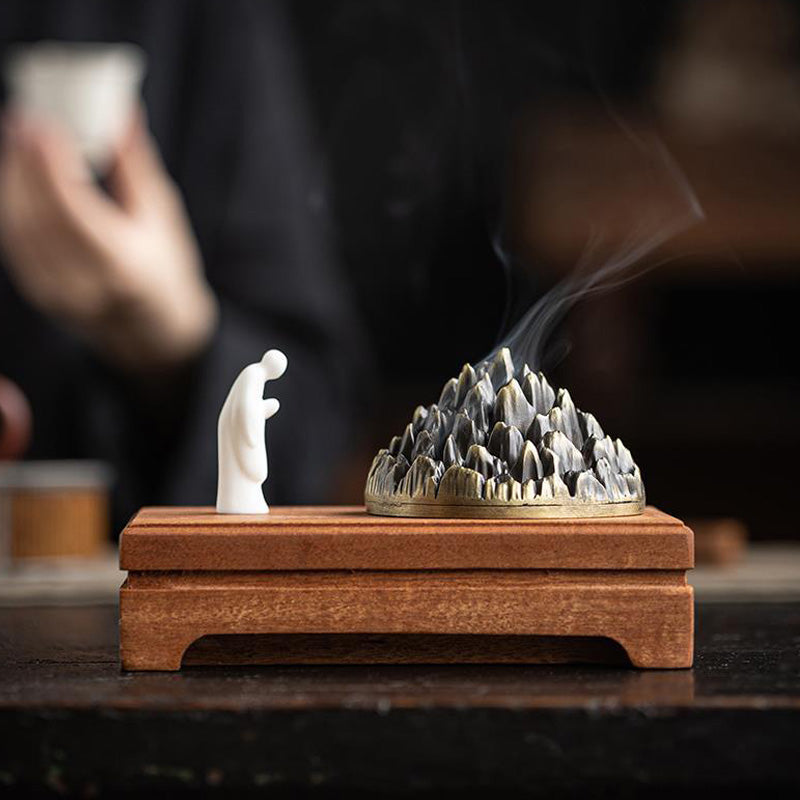 ATELIER-TIBET | Brûleur d’Encens Montagne Zen avec Moine – Base en Bois Naturel