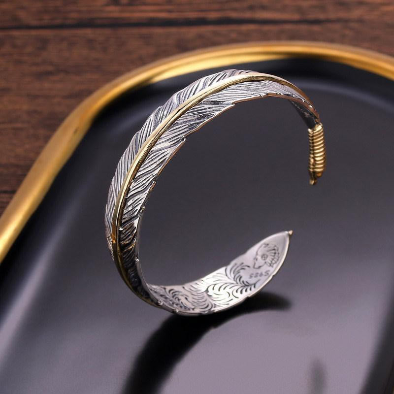 ATELIER-TIBET – Bracelet Manchette en Cuivre Sculpté, Motif Plumes Ajustable