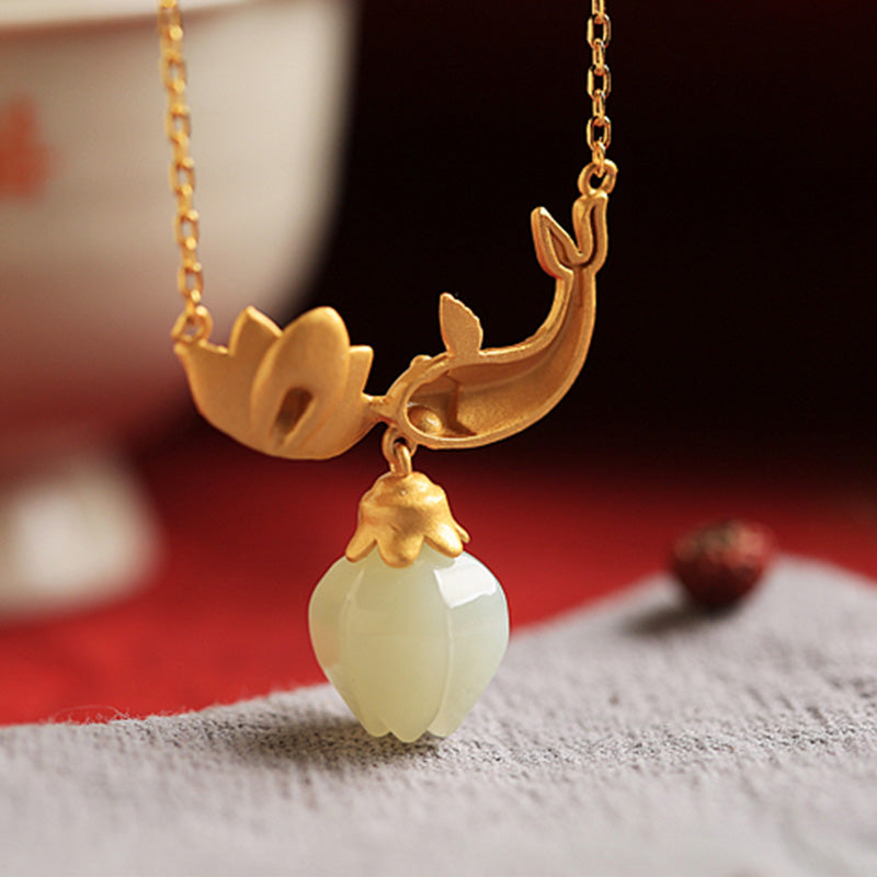 ATELIER-TIBET – Pendentif Carpe Koï & Lotus en Jade Blanc Naturel