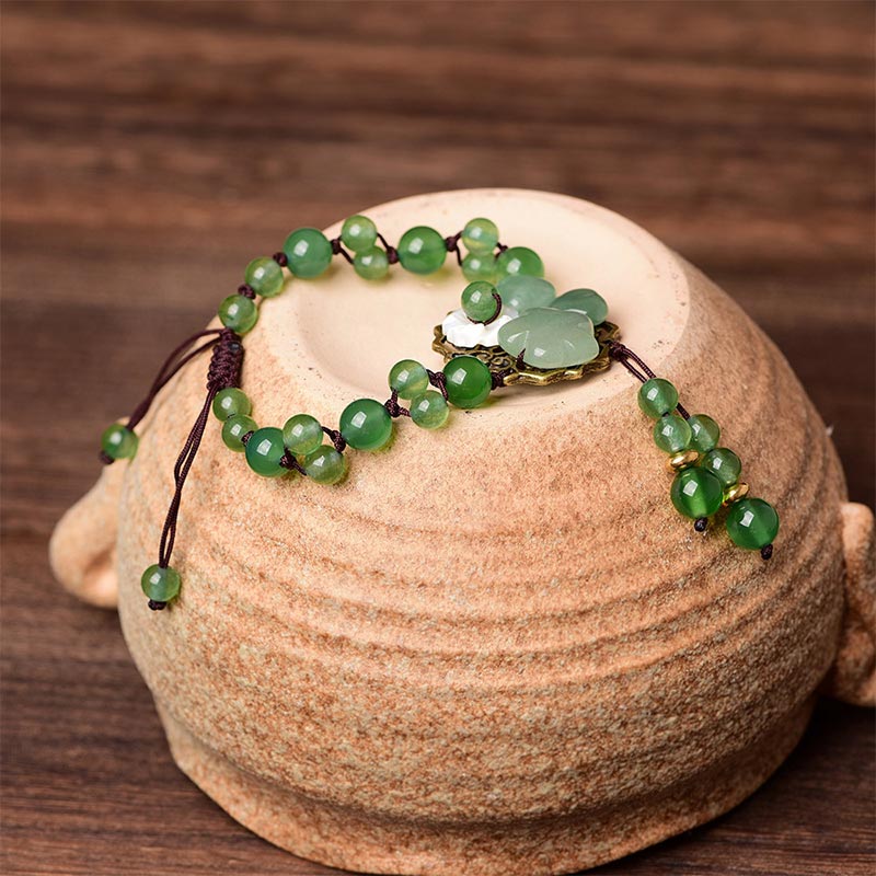 ATELIER-TIBET – Bracelet Porte-Bonheur en Jade Vert & Fleur Symbolique | Harmonie & Épanouissement