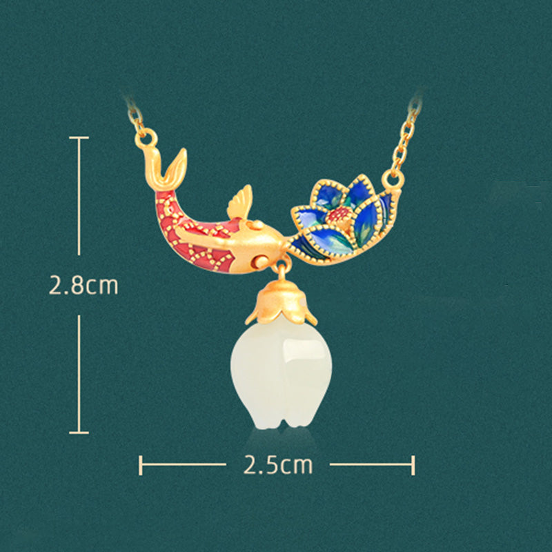 ATELIER-TIBET – Pendentif Carpe Koï & Lotus en Jade Blanc Naturel