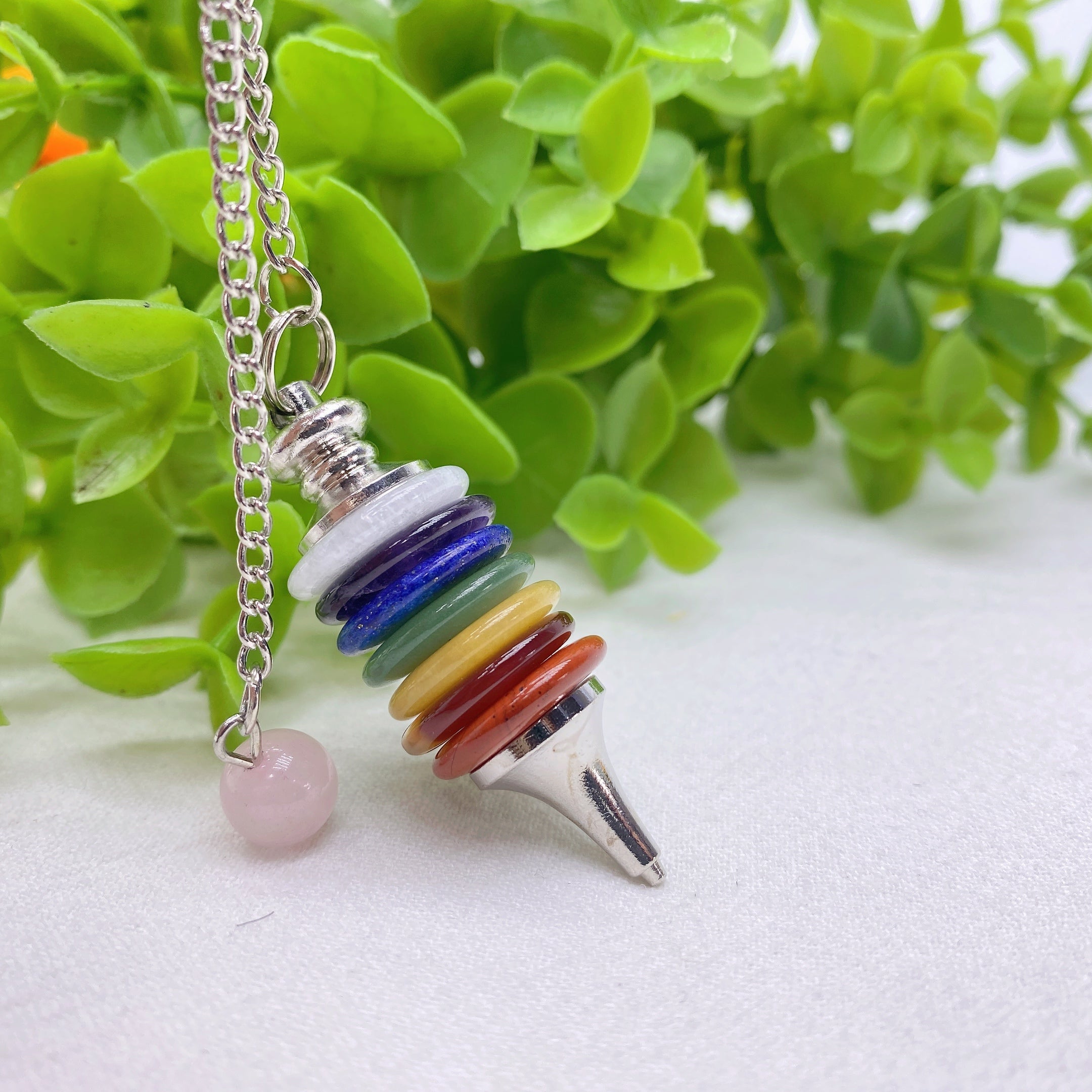 ATELIER-TIBET — Pendule Chakra 7 Couleurs en Cristaux — Outil d’Intuition & Bijou Spirituel (21,1 cm)
