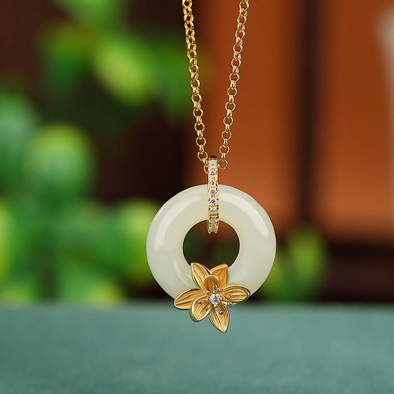 ATELIER-TIBET – Collier Porte-Bonheur en Jade Hetian & Argent Sterling 925 avec Boucle de Paix et Fleur
