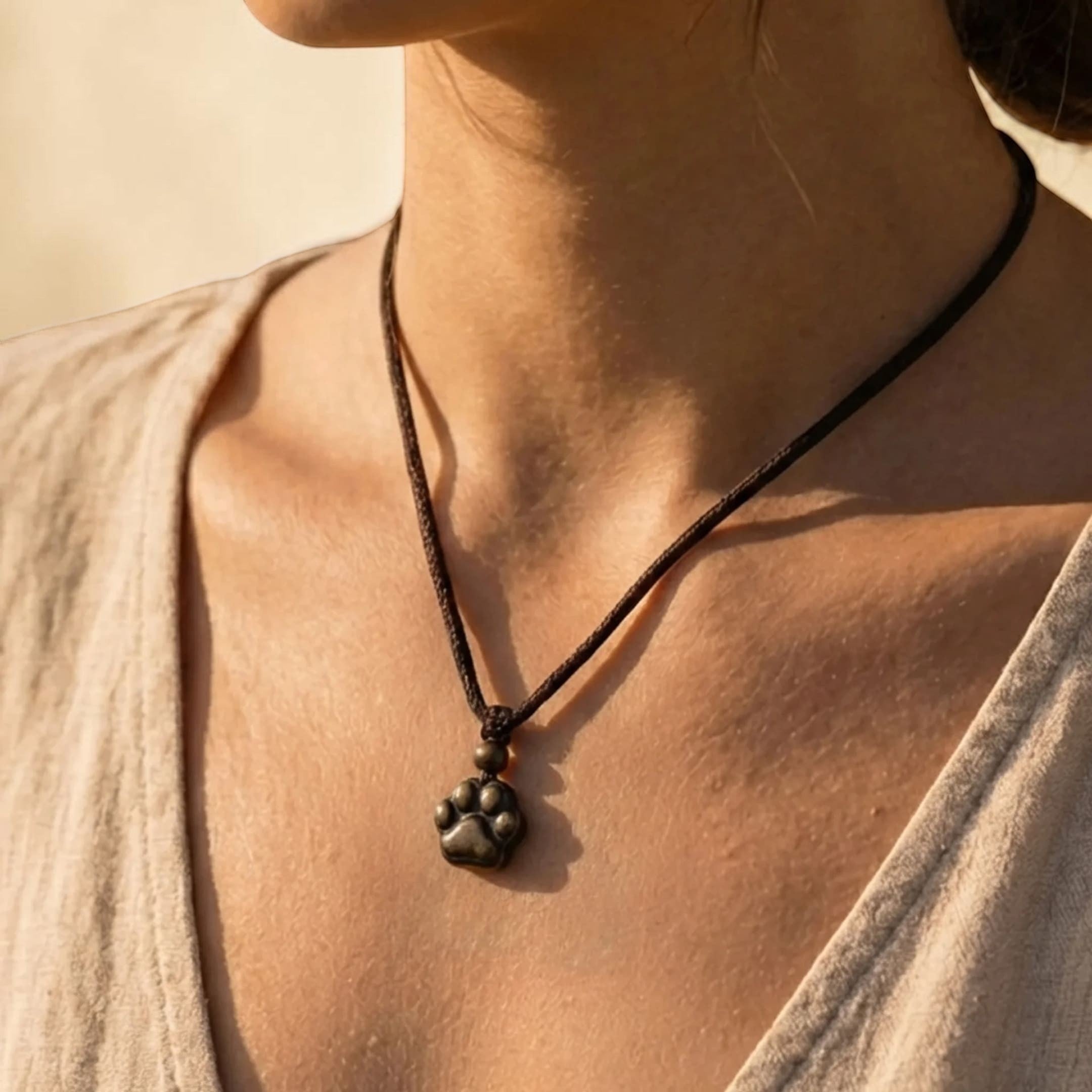 ATELIER-TIBET – Pendentif Patte Lien Éternel en Obsidienne Dorée