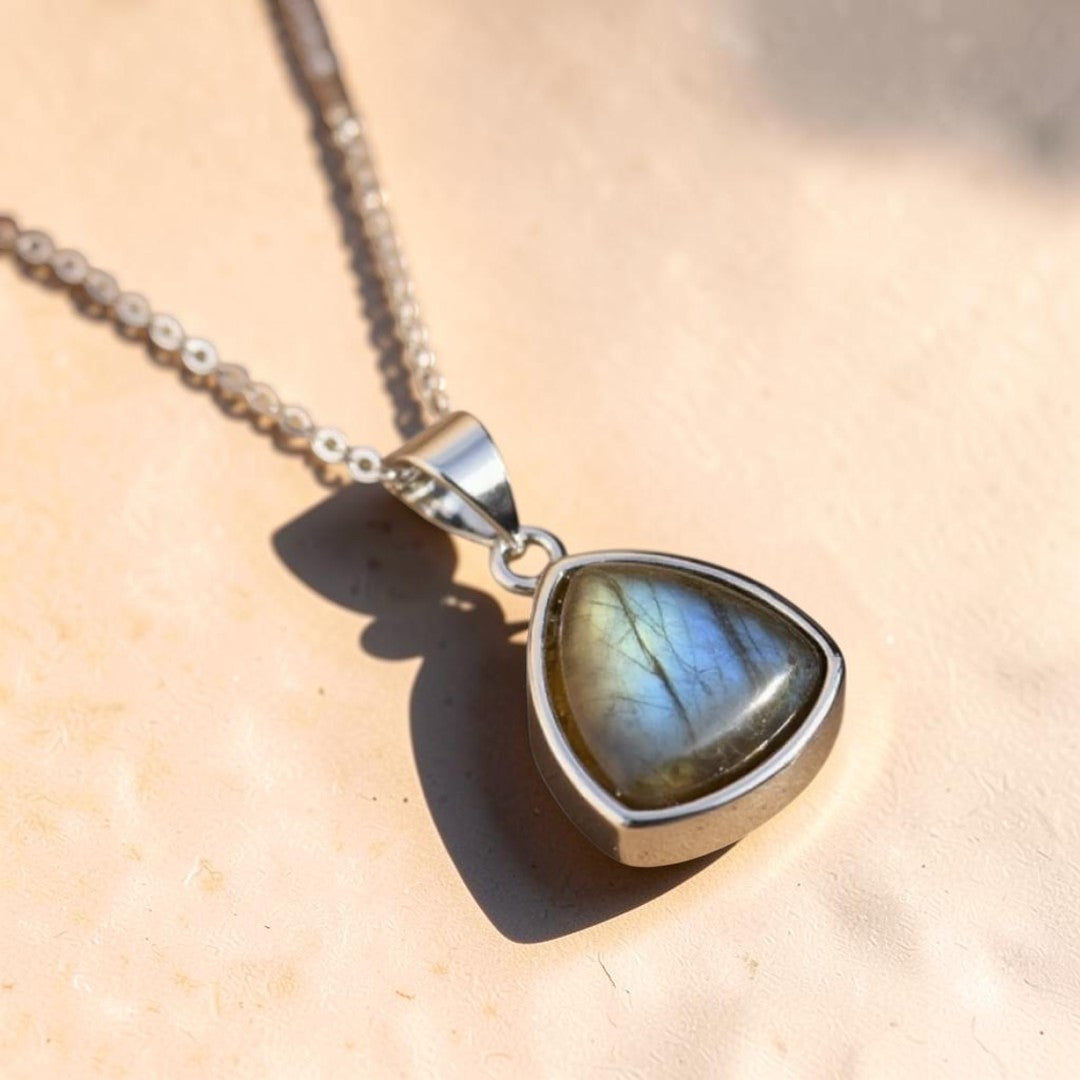 ATELIER-TIBET – Pendentif Protecteur d'Aura en Labradorite & Argent