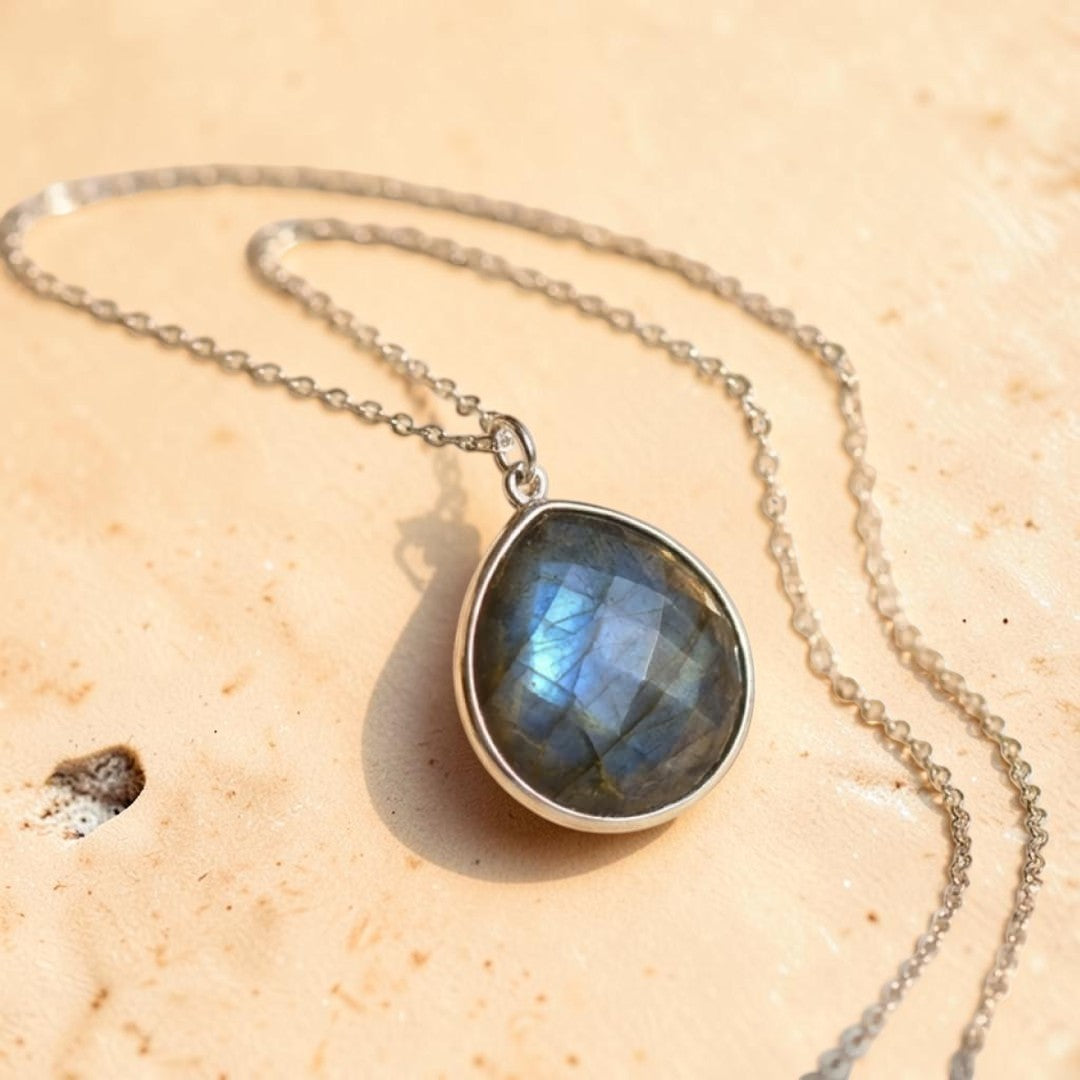 ATELIER-TIBET – Pendentif Protection Élégant en Labradorite