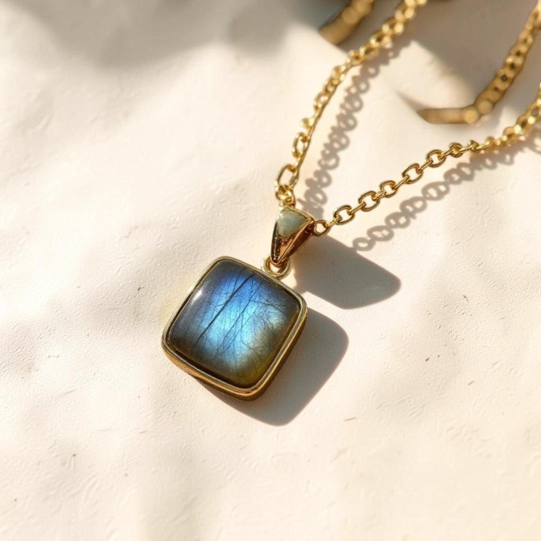 ATELIER-TIBET – Pendentif Bouclier de Lumière en Labradorite