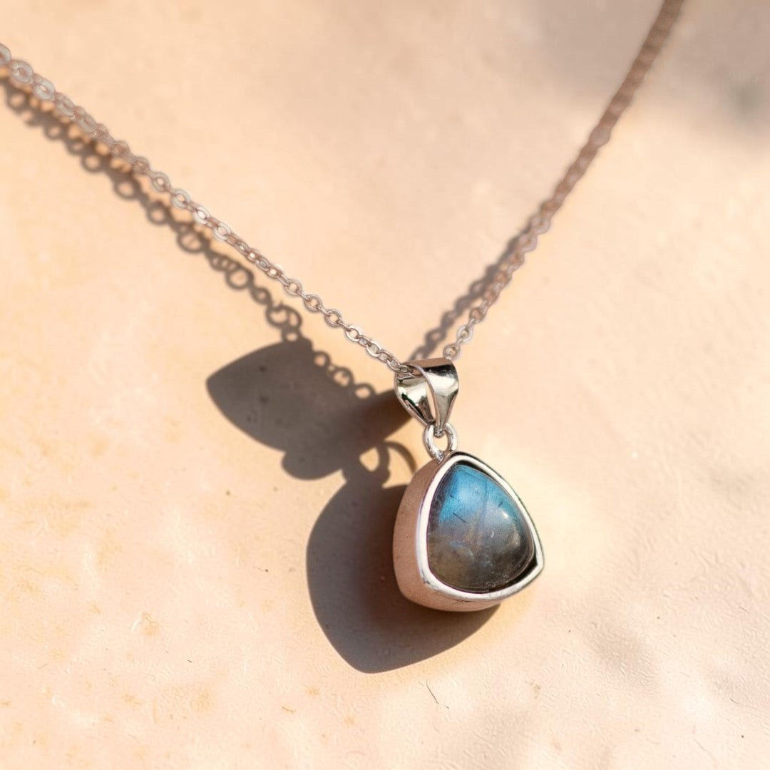 ATELIER-TIBET – Pendentif Protecteur d'Aura en Labradorite & Argent