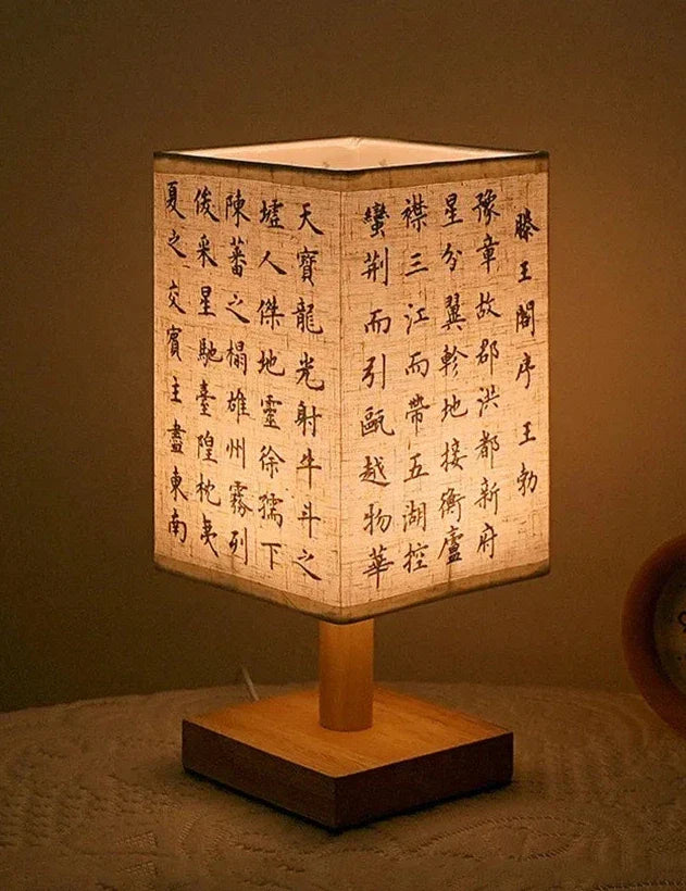 ATELIER-TIBET – Lampe Japonaise Décorée en Bois & Tissu, Motifs Traditionnels et Lumière Zen