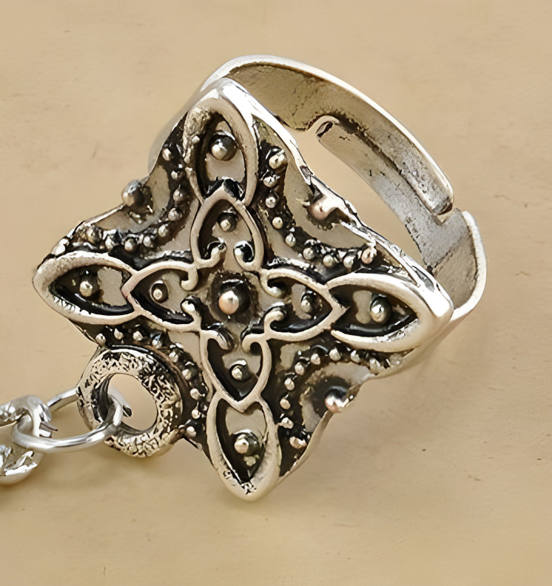 ATELIER-TIBET – Chaîne de Main Bohème en Argent Vintage avec Fleur & Pièce (Ajustable)