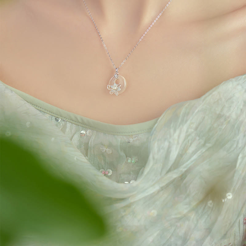 ATELIER-TIBET – Collier Lotus en Calcédoine Naturelle & Argent Sterling 999