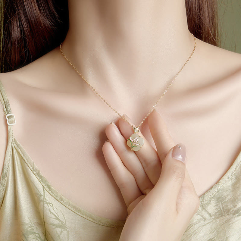 ATELIER-TIBET – Collier Papillon & Trèfle en Jade Hetian Naturel