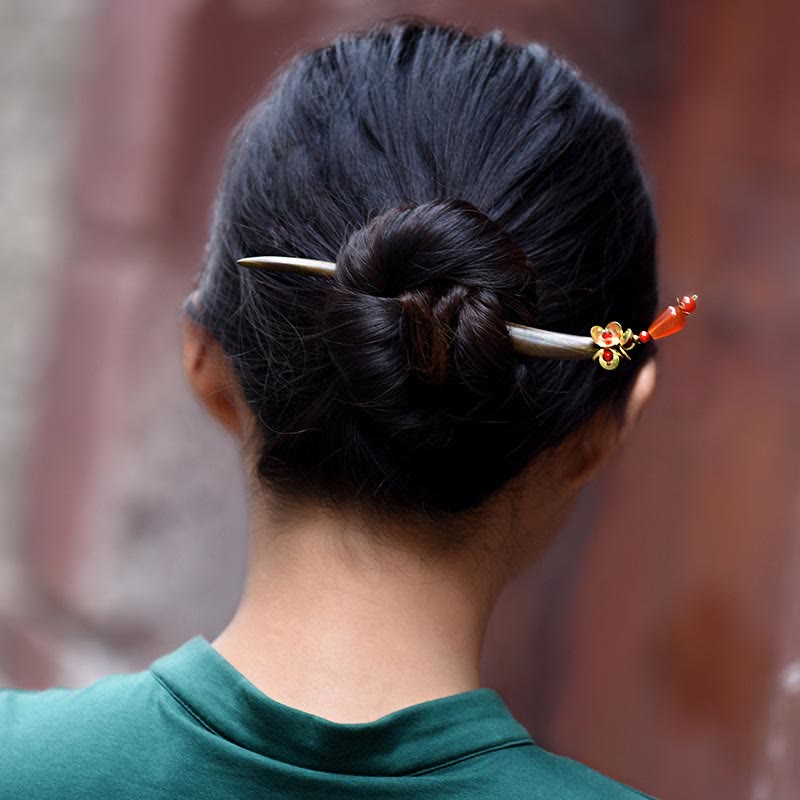 ATELIER-TIBET Pic à Cheveux Bois de Santal Vert & Agate Rouge – 16 cm
