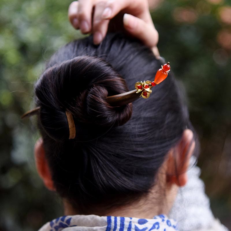 ATELIER-TIBET Pic à Cheveux Bois de Santal Vert & Agate Rouge – 16 cm