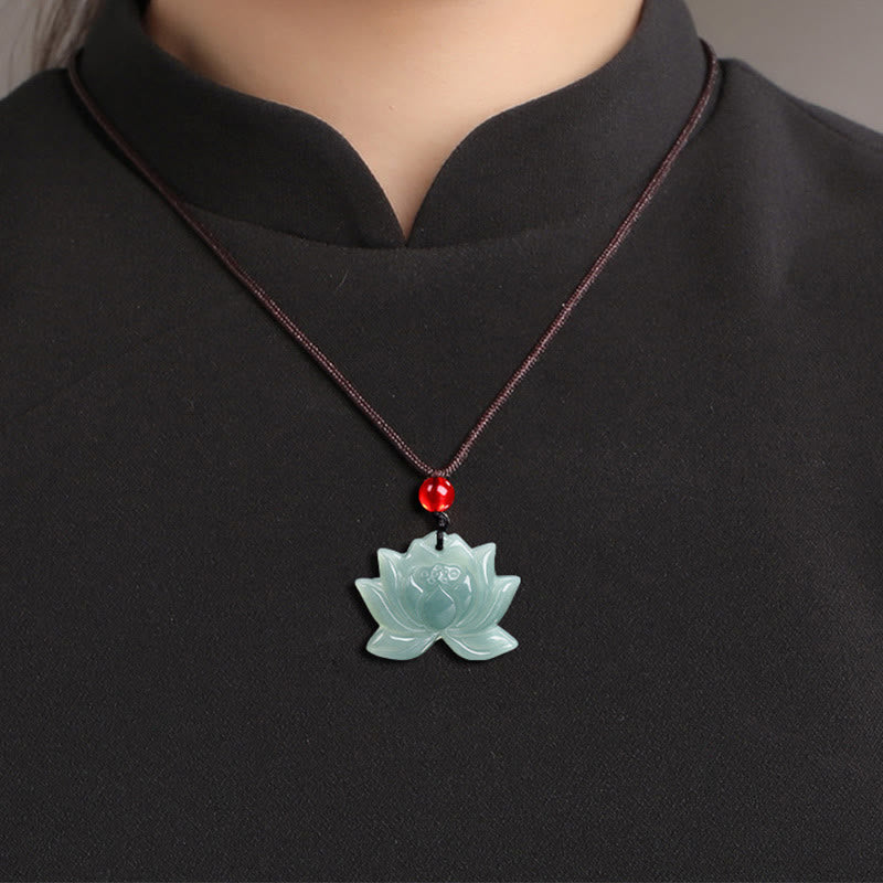 ATELIER-TIBET – Collier Lotus en Jade Sculpté Naturel – Symbole de Prospérité