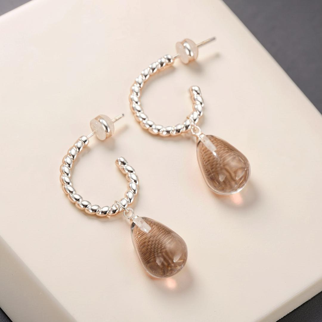 ATELIER-TIBET – Boucles d’Oreilles Cristal de Roche – Goutte Spirale, Argent
