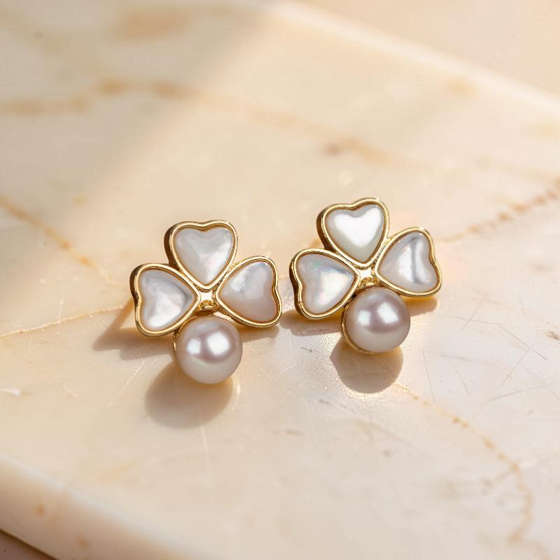 ATELIER-TIBET – Boucles d'Oreilles Trèfle en Perle – Fleurs de Lune, Plaqué Or