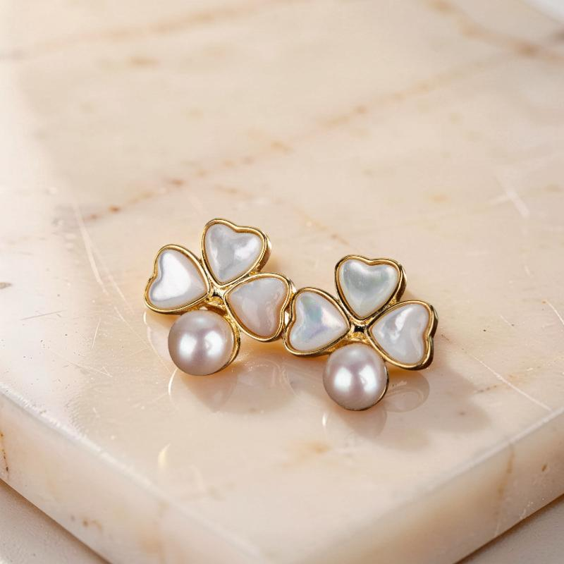 ATELIER-TIBET – Boucles d'Oreilles Trèfle en Perle – Fleurs de Lune, Plaqué Or