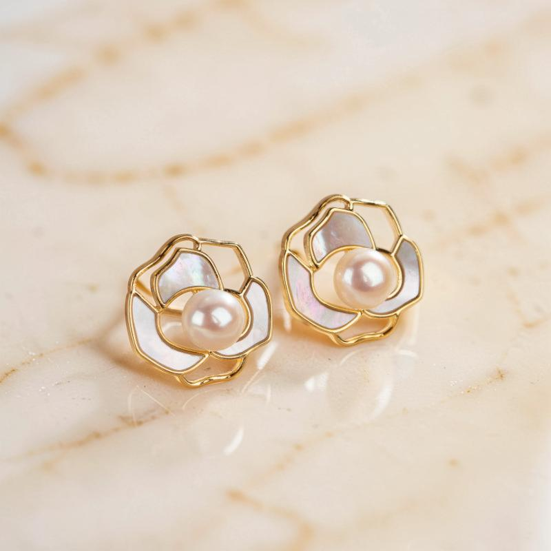 ATELIER-TIBET – Boucles d'Oreilles Perle – Caresse Florale, Plaqué Or