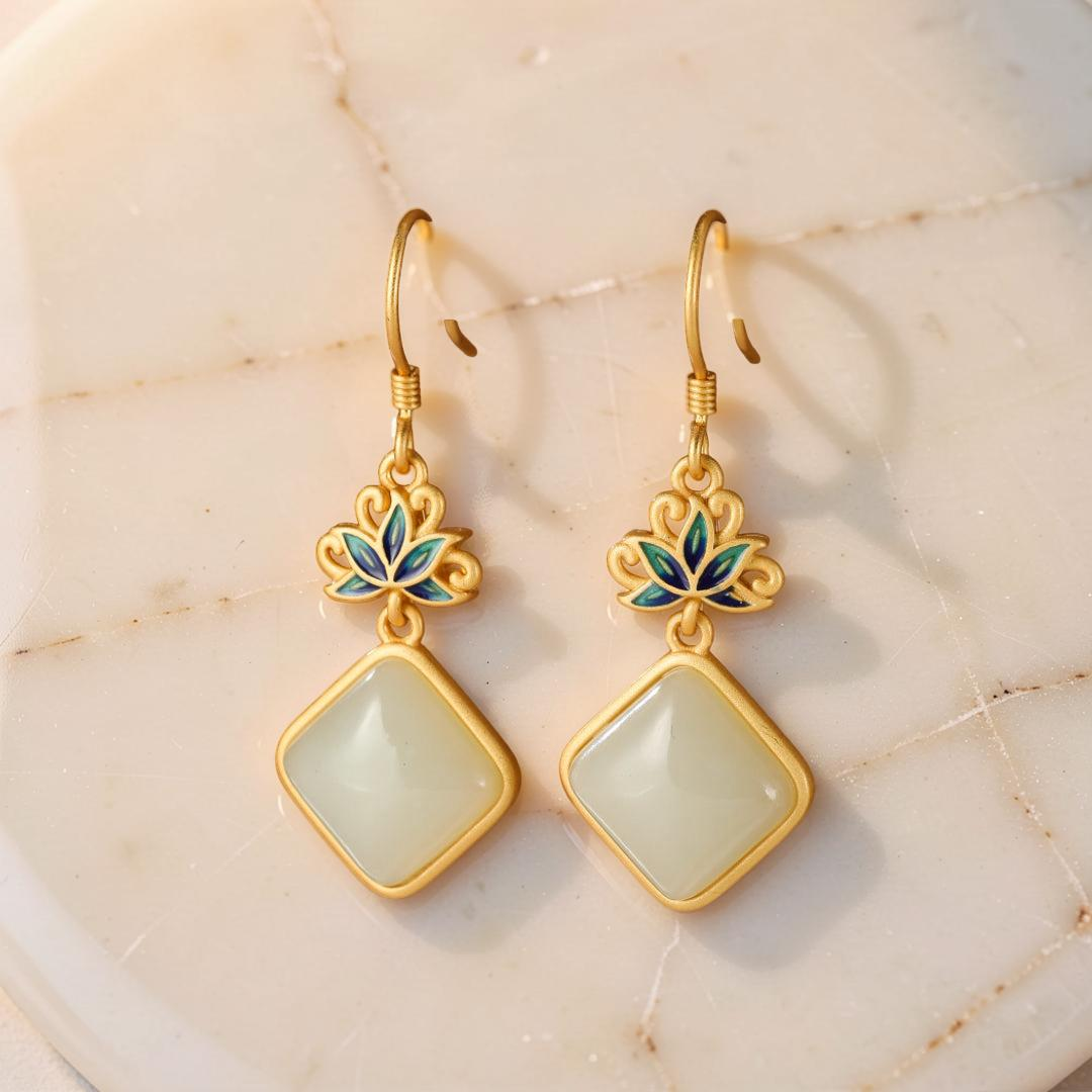 ATELIER-TIBET – Boucles d'Oreilles Jade Blanc – Éveil Lotus Bleu, Argent Plaqué Or