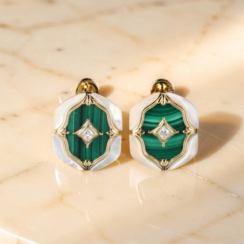 ATELIER-TIBET – Boucles d'Oreilles Malachite et Nacre – Astres en Verdures, Argent Plaqué Or