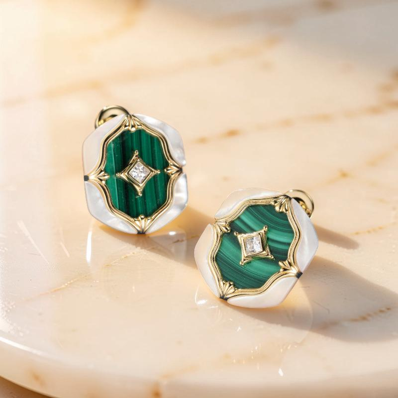 ATELIER-TIBET – Boucles d'Oreilles Malachite et Nacre – Astres en Verdures, Argent Plaqué Or