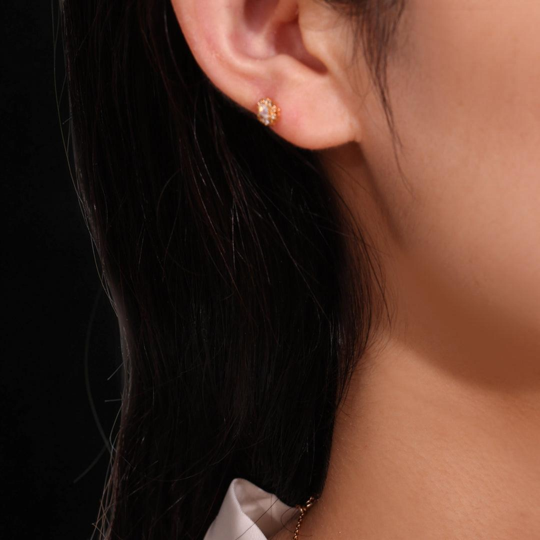 ATELIER-TIBET – Boucles d'Oreilles Opale Blanche – Brume Étoilée, Argent Plaqué Or