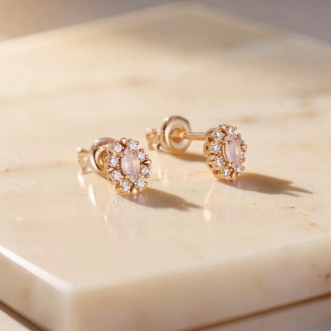 ATELIER-TIBET – Boucles d'Oreilles Opale Blanche – Brume Étoilée, Argent Plaqué Or