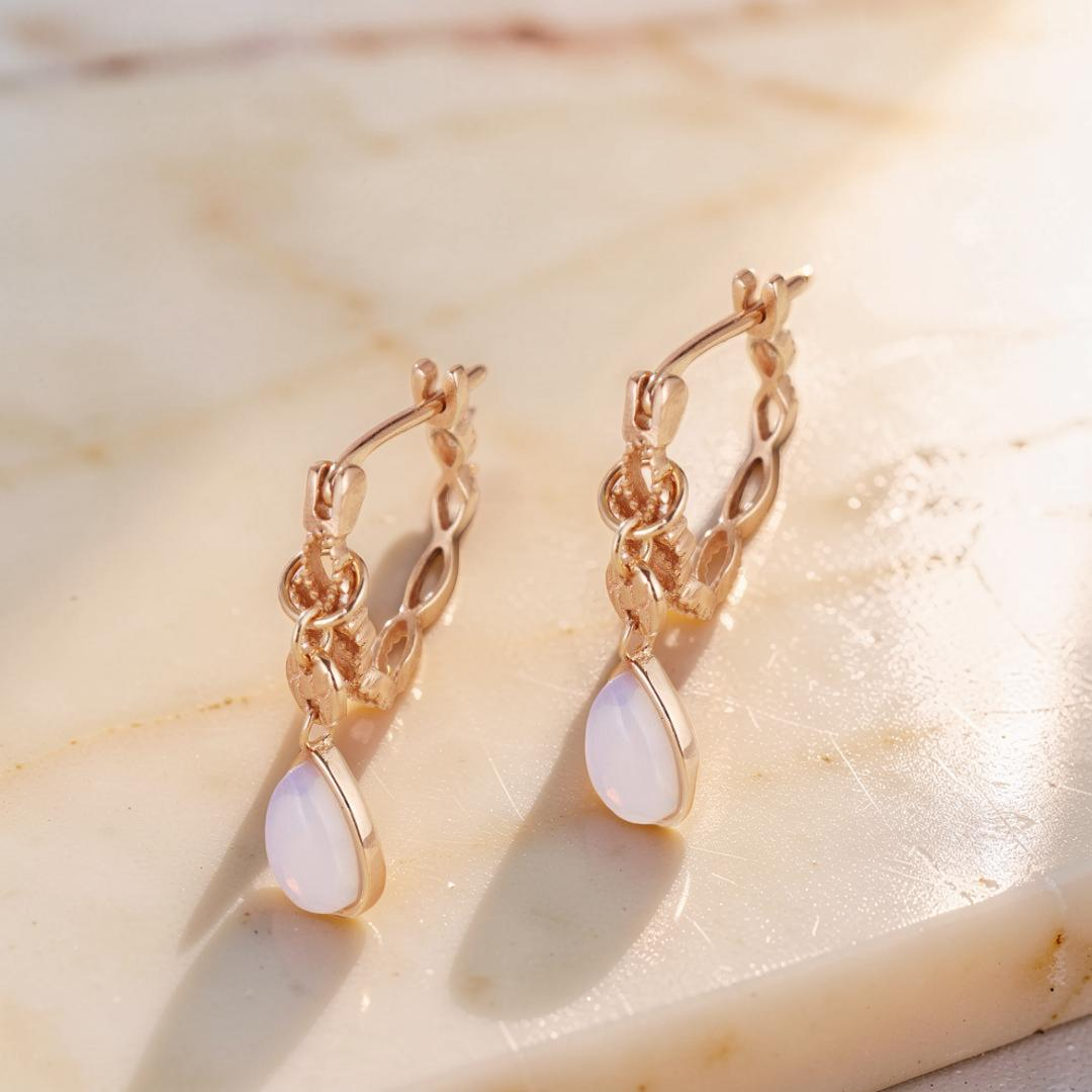 ATELIER-TIBET – Boucles d'Oreilles Opale Blanche – Lueur Apaisante, Argent Plaqué Or