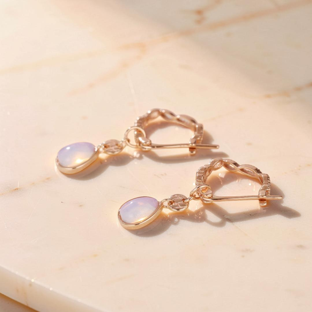 ATELIER-TIBET – Boucles d'Oreilles Opale Blanche – Lueur Apaisante, Argent Plaqué Or