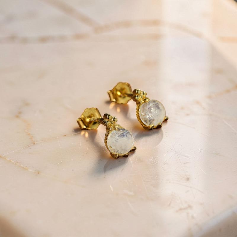 ATELIER-TIBET – Boucles d'Oreilles Pierre de Lune – Goutte Lumineuse, Argent Plaqué Or