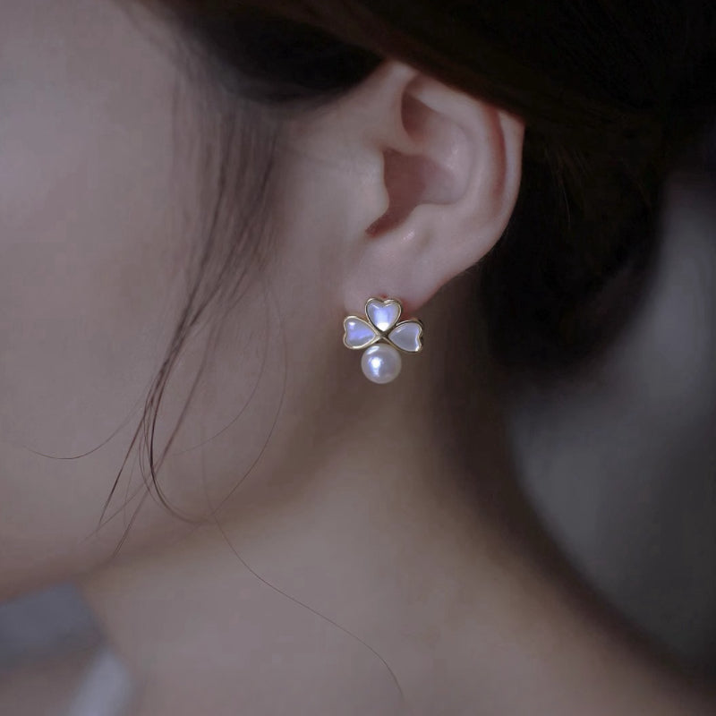 ATELIER-TIBET – Boucles d'Oreilles Trèfle en Perle – Fleurs de Lune, Plaqué Or
