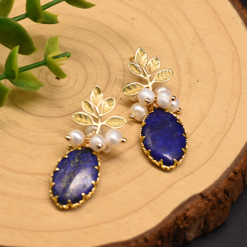 ATELIER-TIBET – Boucles d’Oreilles Lapis Lazuli et Perle – Fleur de Sérénité, Argent Plaqué Or