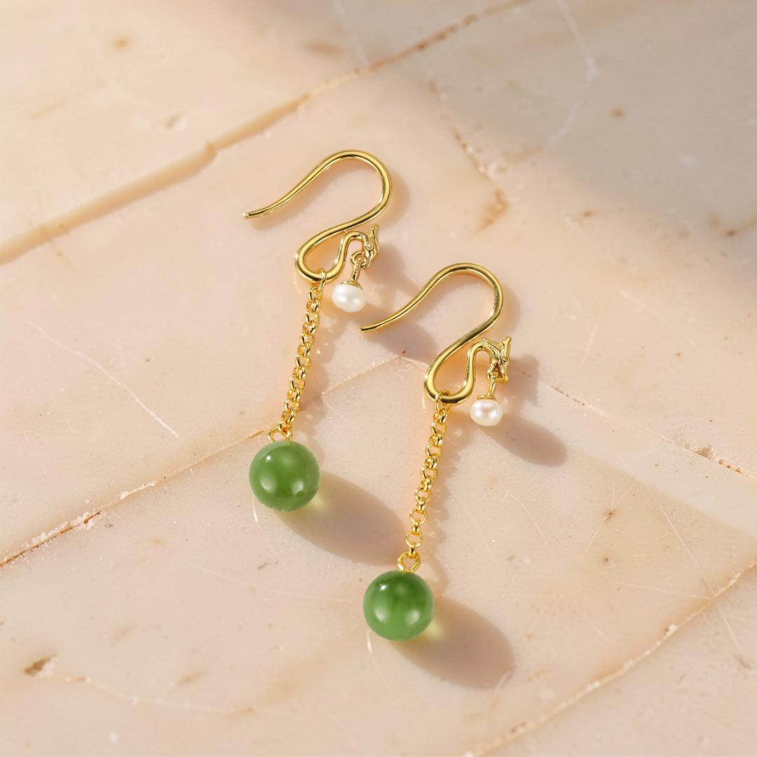 ATELIER-TIBET – Boucles d'Oreilles Pendantes Jade et Perle – Harmonie, Argent Plaqué Or