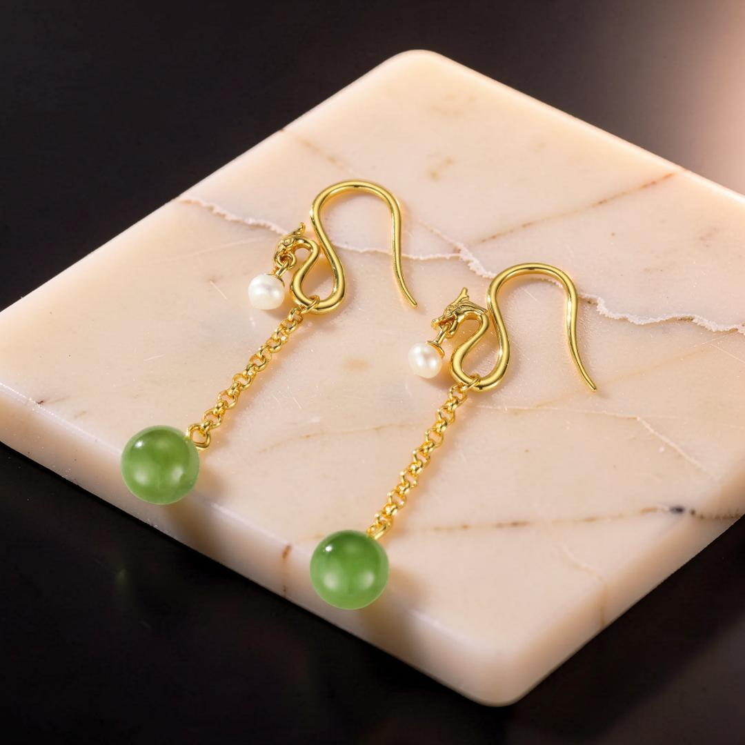 ATELIER-TIBET – Boucles d'Oreilles Pendantes Jade et Perle – Harmonie, Argent Plaqué Or