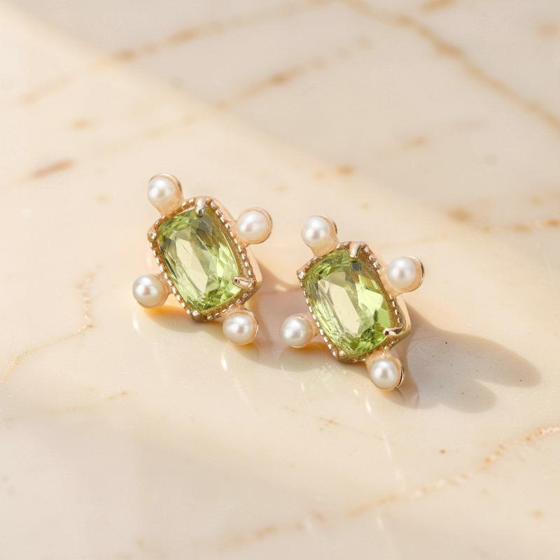 ATELIER-TIBET – Boucles d'Oreilles Péridot et Perle – Élégance Carrée, Argent Plaqué Or