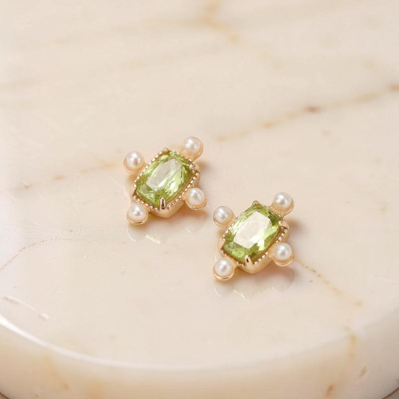 ATELIER-TIBET – Boucles d'Oreilles Péridot et Perle – Élégance Carrée, Argent Plaqué Or