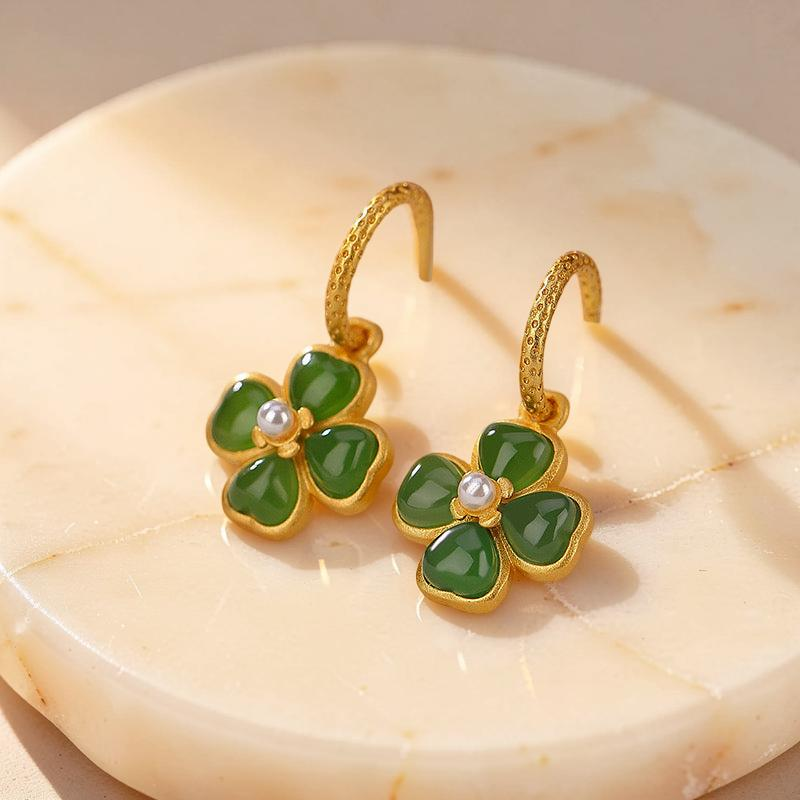 ATELIER-TIBET – Boucles d'Oreilles Trèfle en Jade – Pure Chance, Argent Plaqué Or