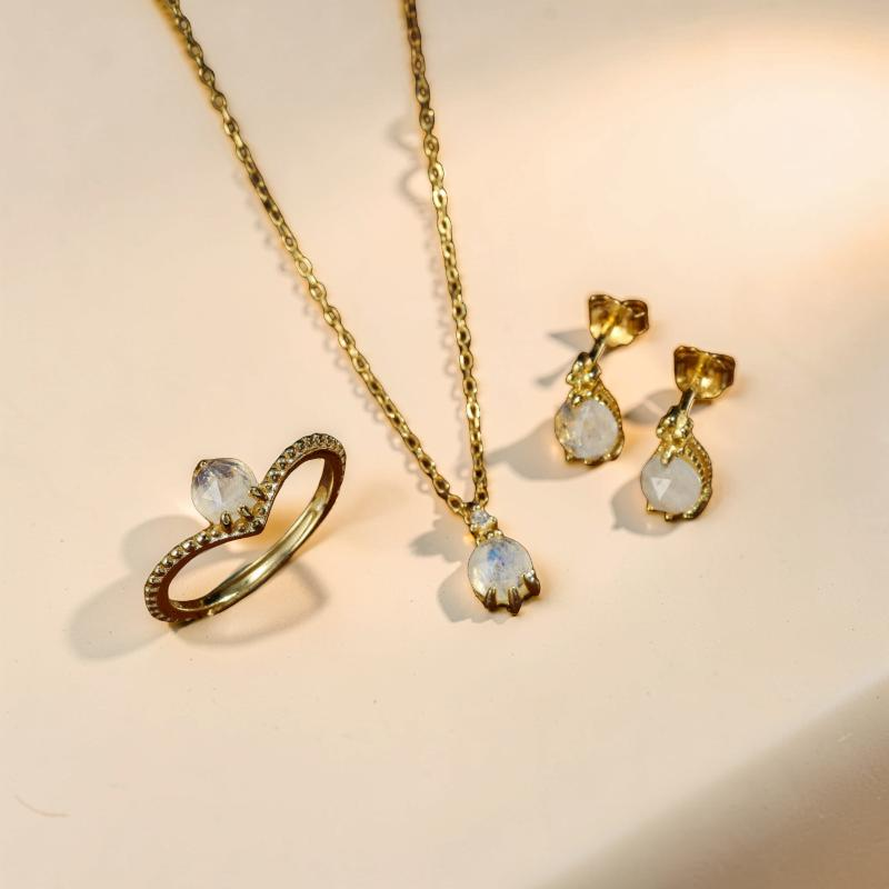 ATELIER-TIBET – Boucles d'Oreilles Pierre de Lune – Goutte Lumineuse, Argent Plaqué Or