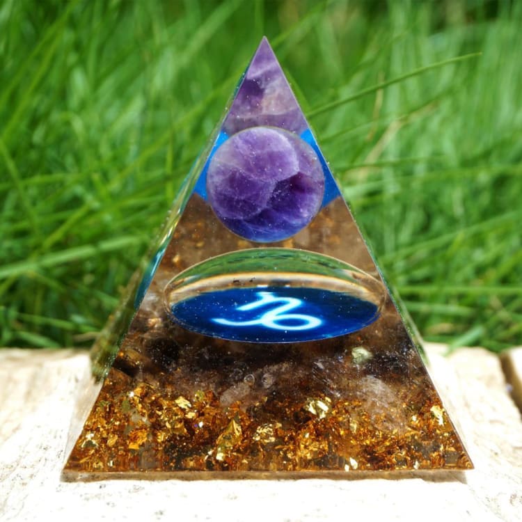 ATELIER-TIBET Pyramide du Zodiac en Orgonite de 10cm symbole du Capricorne