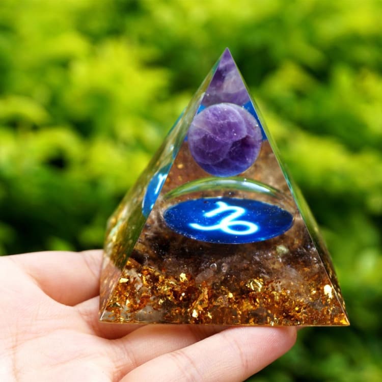 ATELIER-TIBET Pyramide du Zodiac en Orgonite de 10cm symbole du Capricorne