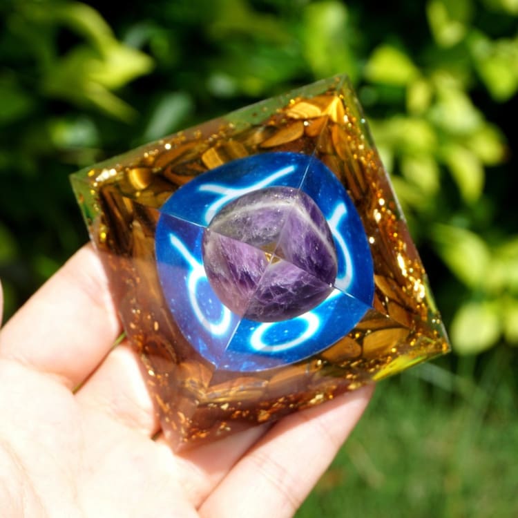 ATELIER-TIBET Pyramide du Zodiac en Orgonite et Oeil de Tigre de 10cm symbole du Taureau