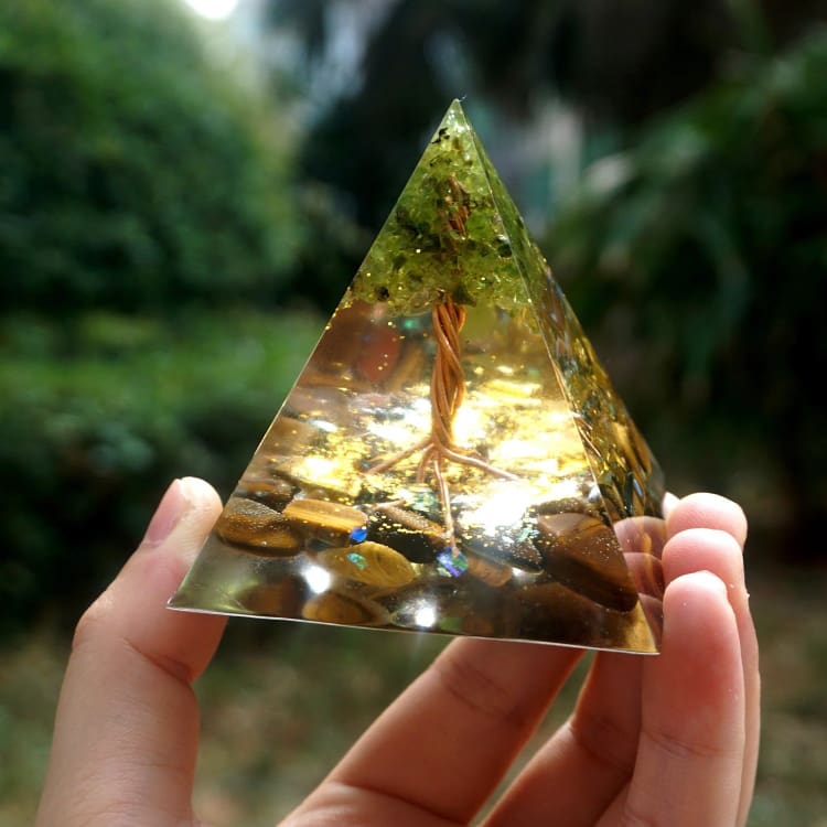 ATELIER-TIBET Pyramide en Orgonite et Oeil de Tigre de 10cm