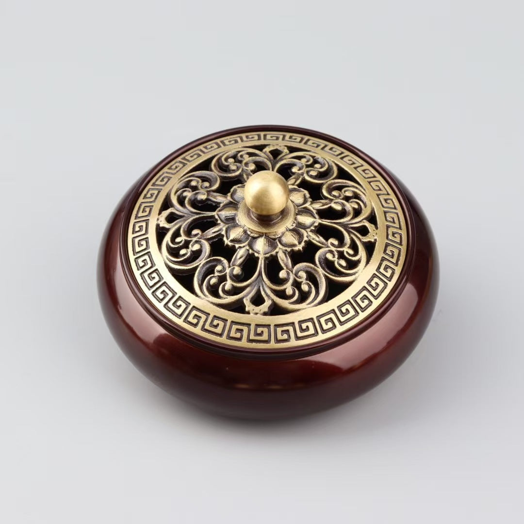 ATELIER-TIBET | Brûleur d’Encens Lotus Doré – Laiton Sculpté & Base Rouge Profond