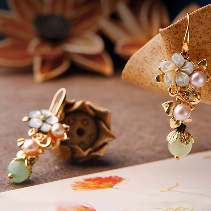 ATELIER-TIBET – Boucles d’Oreilles Pendantes Fleur en Tridacna & Perle d’Eau Douce – Plaqué Or 14 Carats